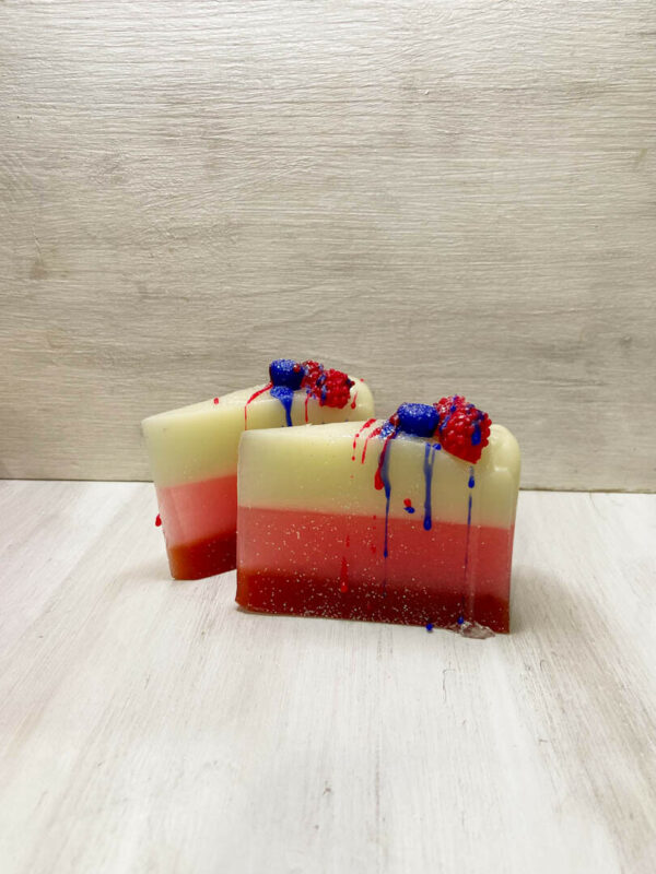 Σαπουνότουρτα Berries Soap Cake από τη Fiore Domenica, χειροποίητη με στρώσεις σε κόκκινο και κρεμ και διακόσμηση από ρεαλιστικά berries.