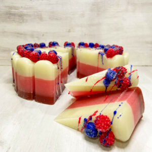 Σαπουνότουρτα Berries Soap Cake από τη Fiore Domenica, χειροποίητη με στρώσεις σε κόκκινο και κρεμ και διακόσμηση από ρεαλιστικά berries.