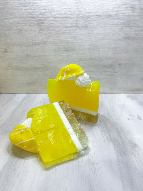 Σαπουνότουρτα Lemon Pie Soap Cake από τη Fiore Domenica, με στρώσεις κίτρινης γλυκερίνης, λευκή «σαντιγί» και διακόσμηση από φέτες λεμονιού.