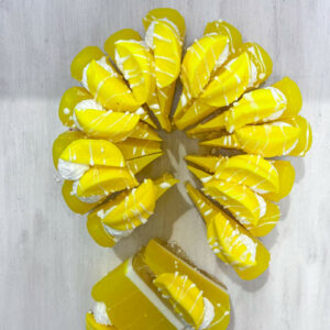Σαπουνότουρτα Lemon Pie Soap Cake από τη Fiore Domenica, με στρώσεις κίτρινης γλυκερίνης, λευκή «σαντιγί» και διακόσμηση από φέτες λεμονιού.