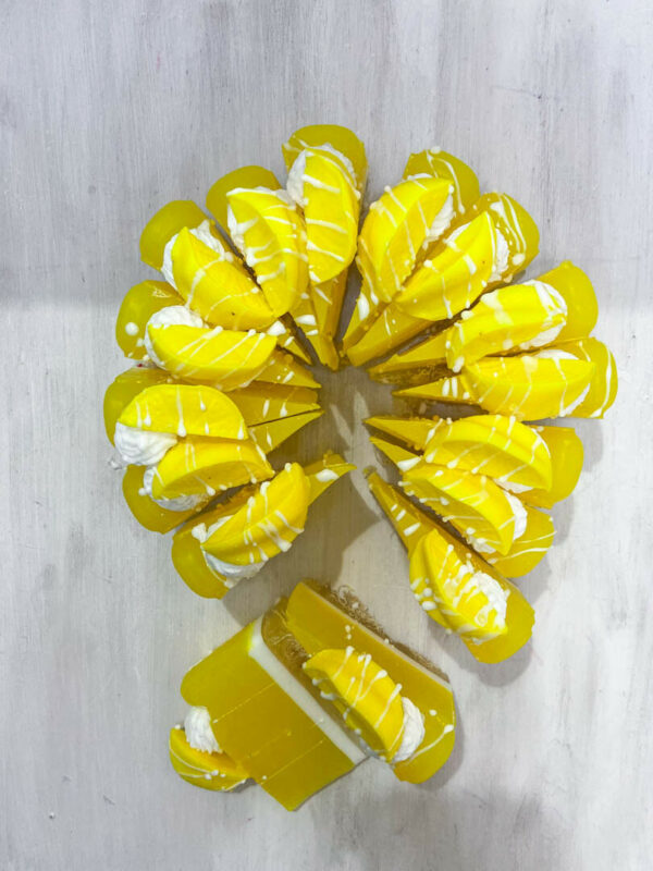 Σαπουνότουρτα Lemon Pie Soap Cake από τη Fiore Domenica, με στρώσεις κίτρινης γλυκερίνης, λευκή «σαντιγί» και διακόσμηση από φέτες λεμονιού.