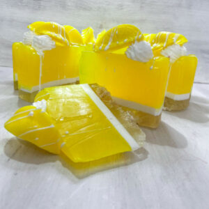 Σαπουνότουρτα Lemon Pie Soap Cake από τη Fiore Domenica, με στρώσεις κίτρινης γλυκερίνης, λευκή «σαντιγί» και διακόσμηση από φέτες λεμονιού.