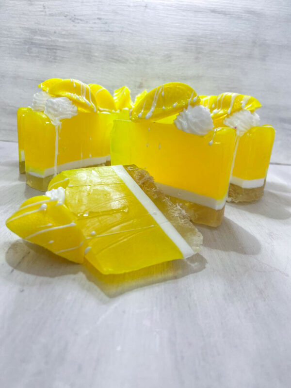 Σαπουνότουρτα Lemon Pie Soap Cake από τη Fiore Domenica, με στρώσεις κίτρινης γλυκερίνης, λευκή «σαντιγί» και διακόσμηση από φέτες λεμονιού.