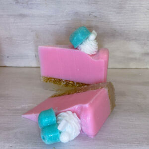 Χειροποίητη τούρτα σαπουνιού σε ροζ και τιρκουάζ χρώματα με άρωμα τσιχλόφουσκας, κομμένη σε κομμάτια.