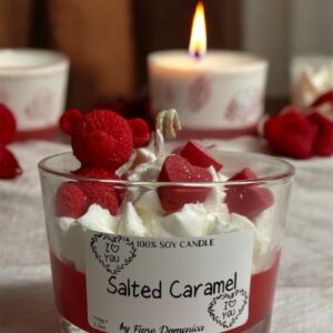 Χειροποίητο κερί σόγιας Salted Caramel by Fiore Domenica σε γυάλινο ποτήρι, με διακοσμητικά στοιχεία και ζεστό ρομαντικό φωτισμό