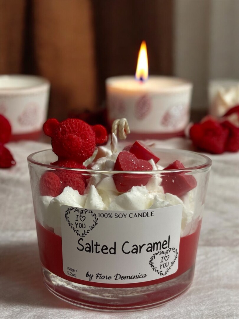 Χειροποίητο κερί σόγιας Salted Caramel by Fiore Domenica σε γυάλινο ποτήρι, με διακοσμητικά στοιχεία και ζεστό ρομαντικό φωτισμό